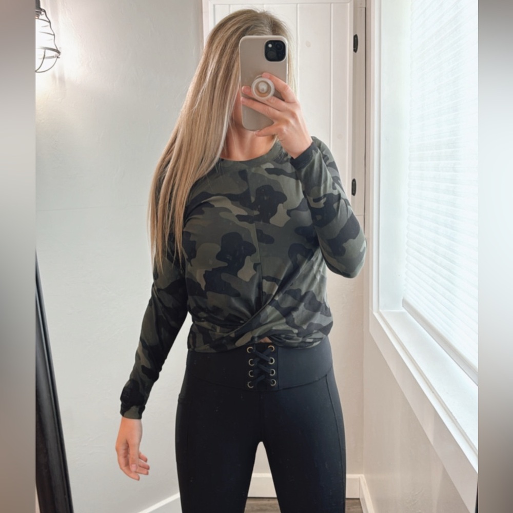 Old Navy Active Camo Long sleeve size small